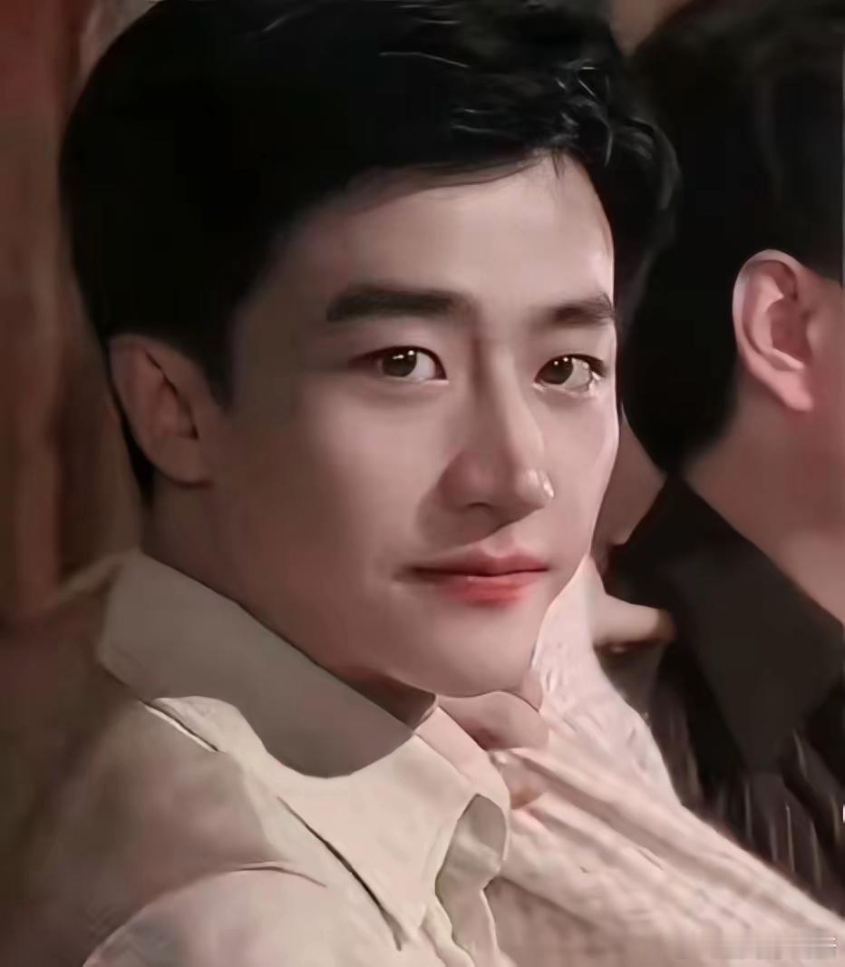 原来我看到的黄轩一直是他上了年纪的时候，一直觉得黄轩长的不好看，偶然间看到他年轻