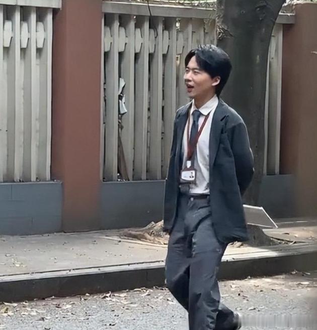 郭麒麟瘦到认不出热点观点﻿ 瘦得脸颊都凹进去了，变化好大！现在完全是帅小伙了！ 