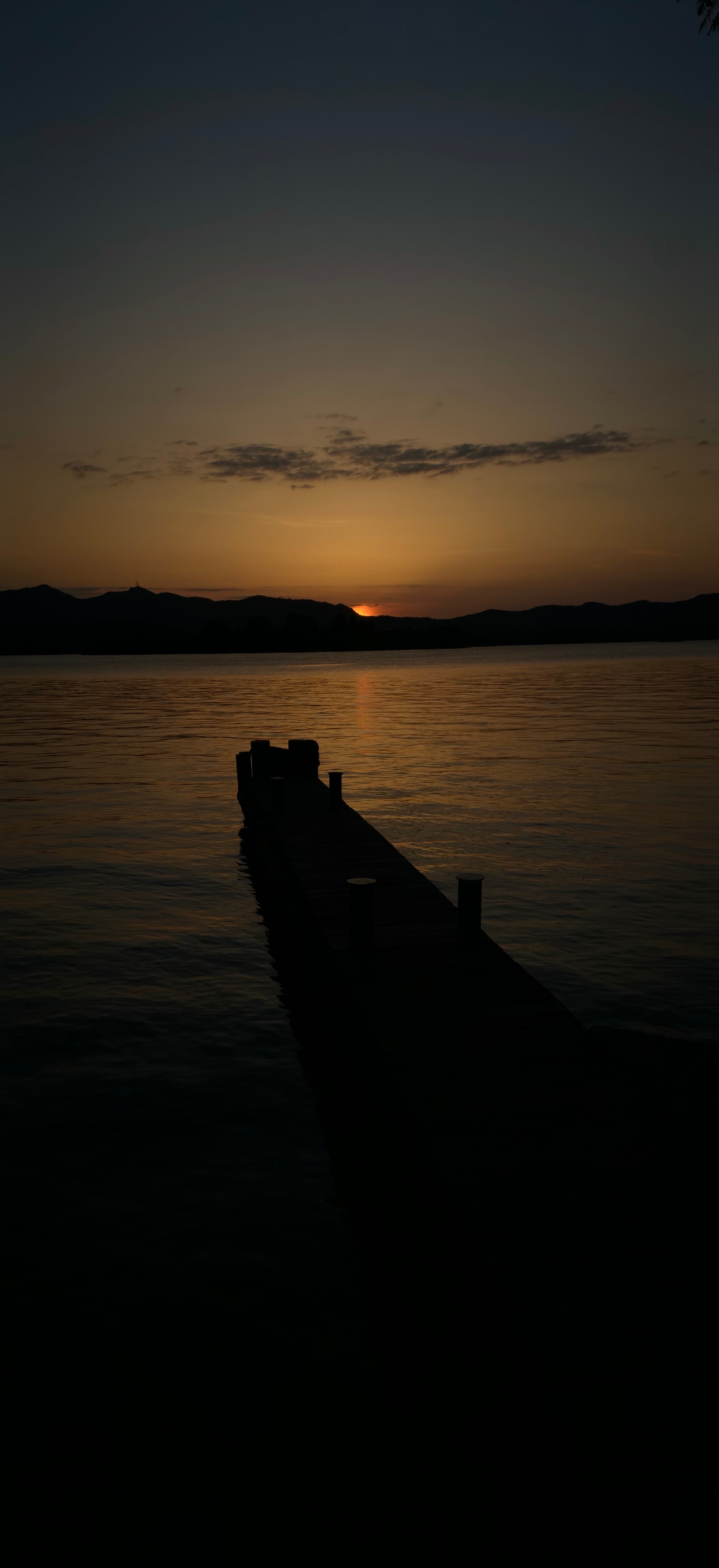 太阳沉入湖底，而明天又是新的一天。 