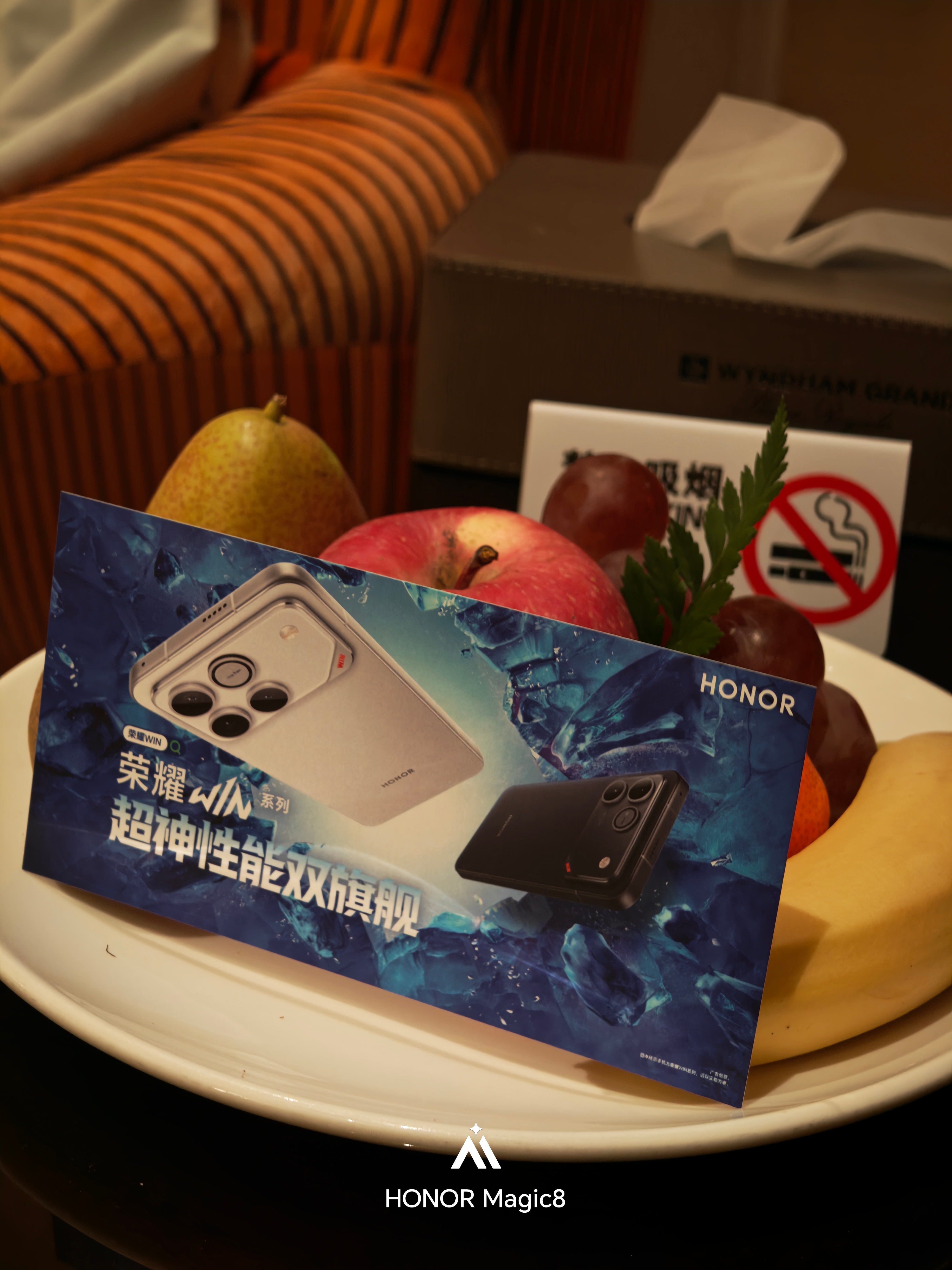 到酒店，期待明天下午的荣耀WIN！伴手礼是冲锋衣，上面还有成都AG超会玩的选手签