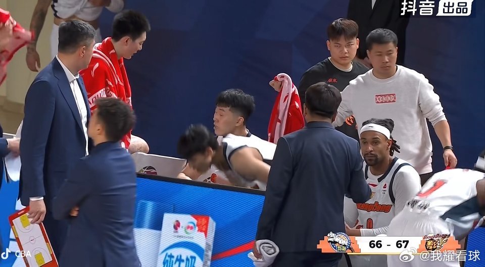 广东队居然被反超了...还是这个第二阵容，打得不太好疯狂失误啊，奎因不擅长控球组