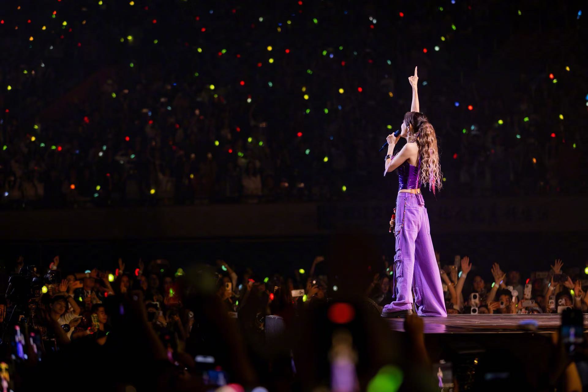 Ella 好险差点自己唱完了 广州场的观众太惨了！明明准备好接麦大合唱，却被El