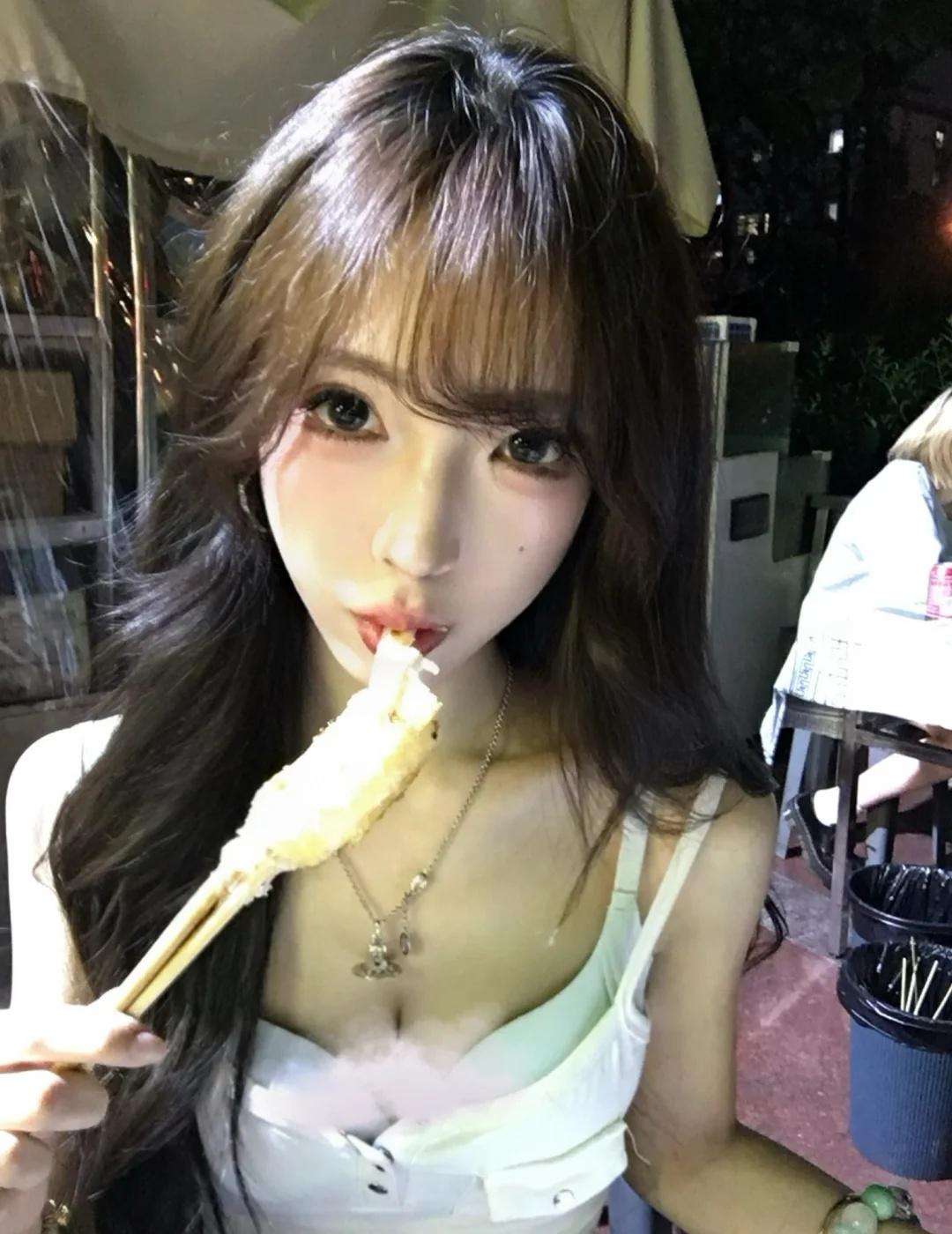 搞点夜宵778🍺
夏天穿上小吊带去吃烧烤尊嘟舒适~
不得不说我这件蓝色内衣叠穿