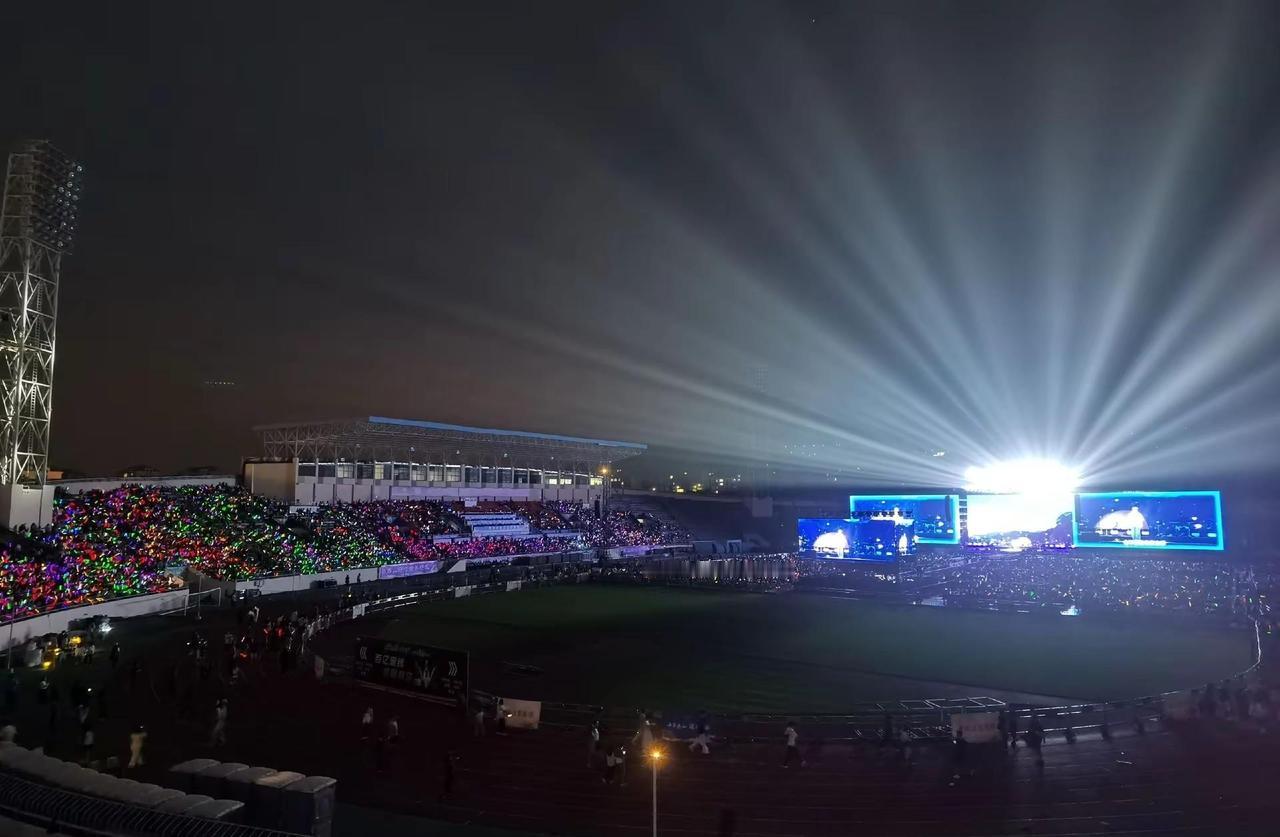 又一次跟我的青春见了个面。我想要，我得到！夜晚万人演唱会 万人群星演唱会现场 演