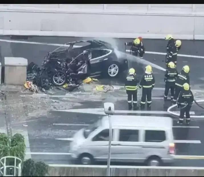 成都特斯拉着火证明一件事，别买电车！电车发生严重一点的撞击如果电池着火连救的机会