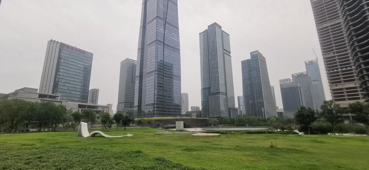 济南CBD绸带公园，变成了电动车
