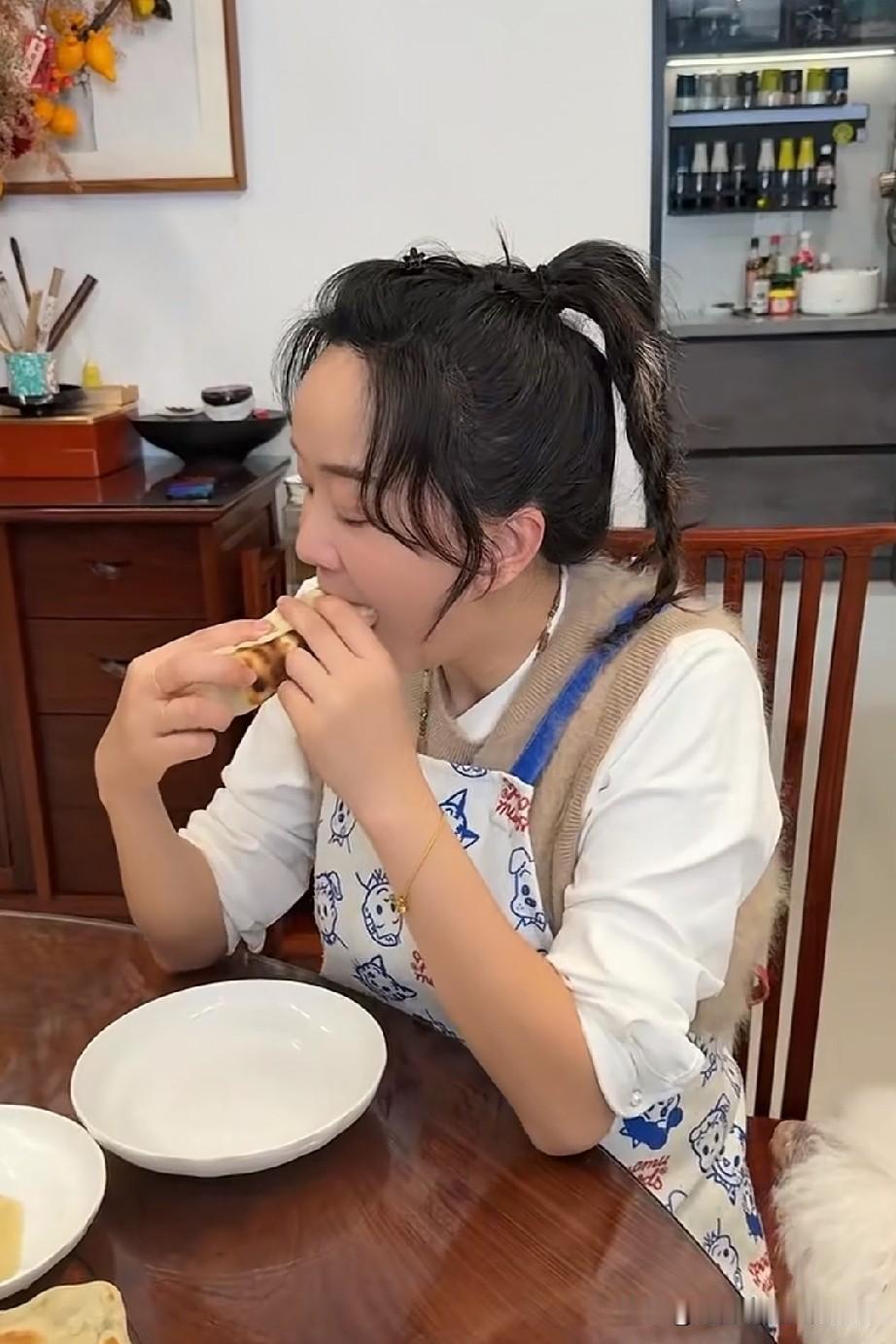 演员王一楠就是个吃货，她不拍戏的时候，就是陪着妈妈在家里各种吃吃吃，所以她和妈妈