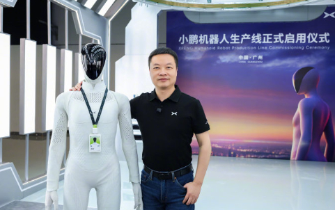 小鹏第一位机器人自己走下产线今天产线上自己走下来一位特殊新员工，高阶通用人形机器