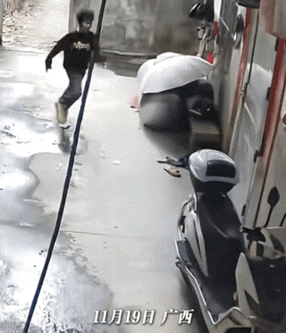 无法无天！广西，一名小男孩和几位同学闹了矛盾。孩子跑回自己家里躲避，本以为回到家