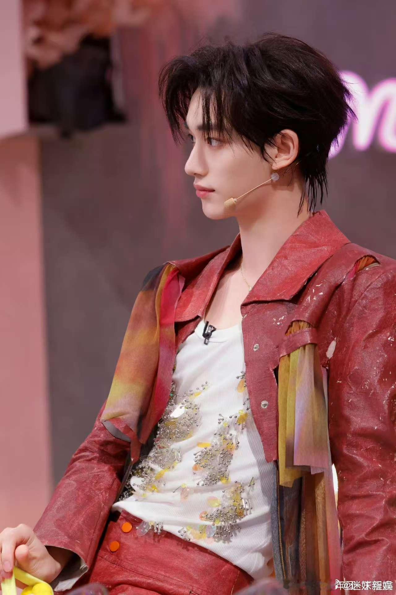 丁程鑫门担丁程鑫今天是门担丁程鑫今天是门担，好看，[抱一抱][抱一抱][抱一抱]