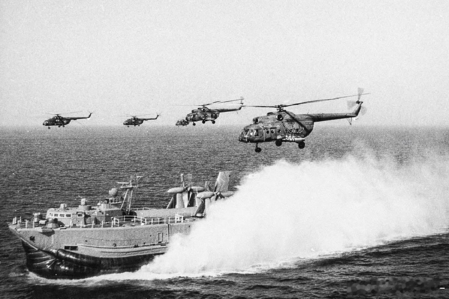 1977年7月在佩内明德附近海域举行两栖登陆演习的苏军12321型气垫登陆舰和东