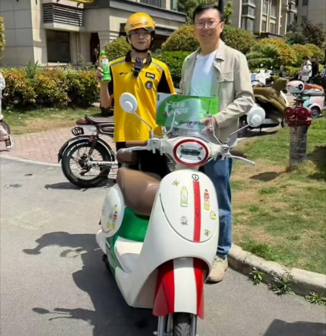 郑州顾客送外卖小哥绿茶竟中电动车郑州一小区电梯停电，外卖小哥辛苦爬楼送餐。顾客心