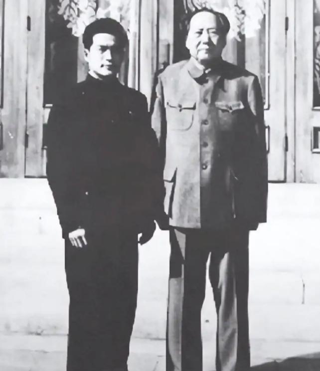 有一次，警卫员封耀松给毛主席擦背，突然没憋住，放了个大响屁，毛主席听见后，笑着调
