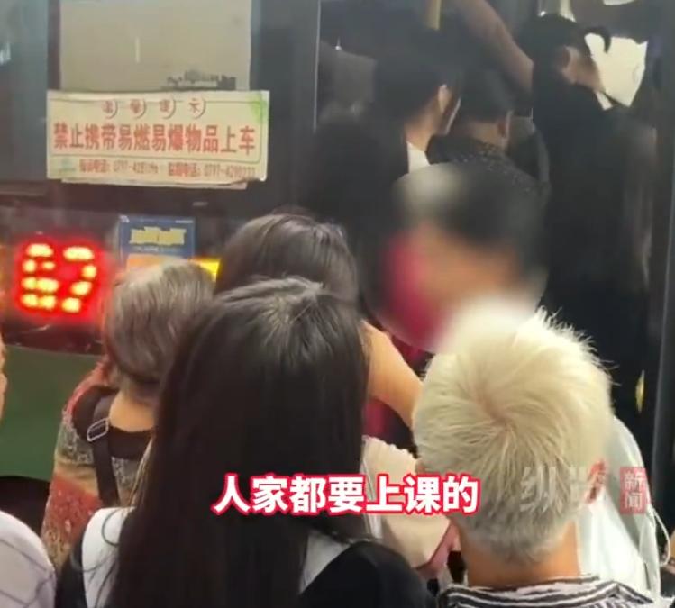 老人要有老人的样子。不说做社会的楷模，也要做遵纪守法的表率。
前不久，有网友反映