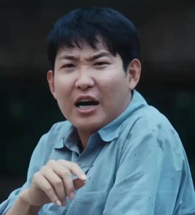 原来他是喜剧演员，怪不得表情那么夸张。

《重器》里，还除他最讨喜，一开始看他好