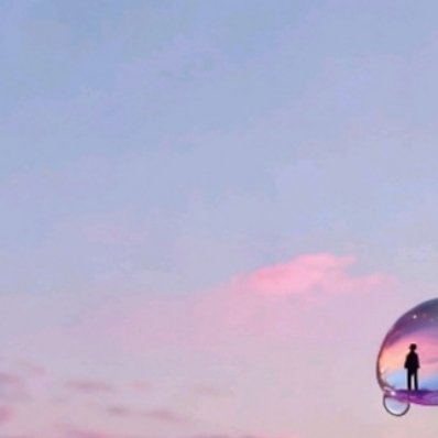 《未竟姿态》霁云欲垂落而未垂落，银丝迟疑在贝叶的褶层，长空悬着一枚未熟的夕照，碎