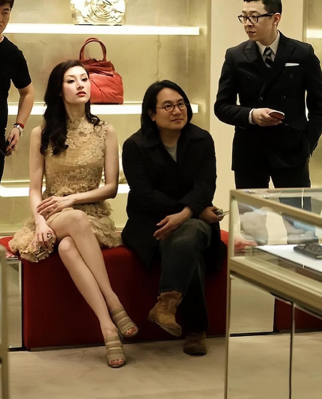 李嘉欣年轻时的美照，她鼻梁高，五官精致，有着骨子里的美，气质温婉动人，让人眼前一