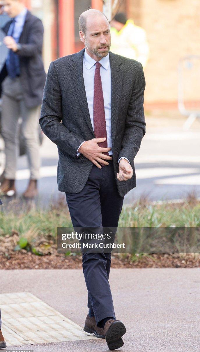 看到威廉的这张照片，实在让我忍不住想笑，威廉的姿态太逗了！
11月20日，威廉王