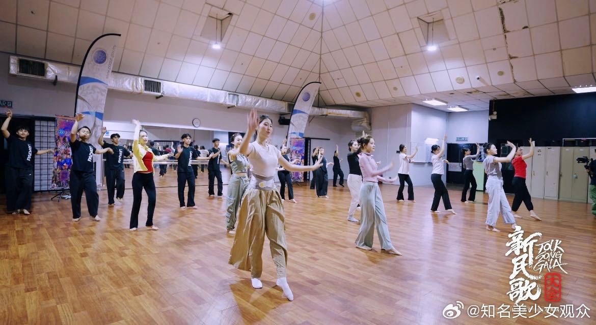 广西壮锦再登国际舞台谁懂啊！在国际舞台上看到自己家乡的特色，那种激动真的难以言表