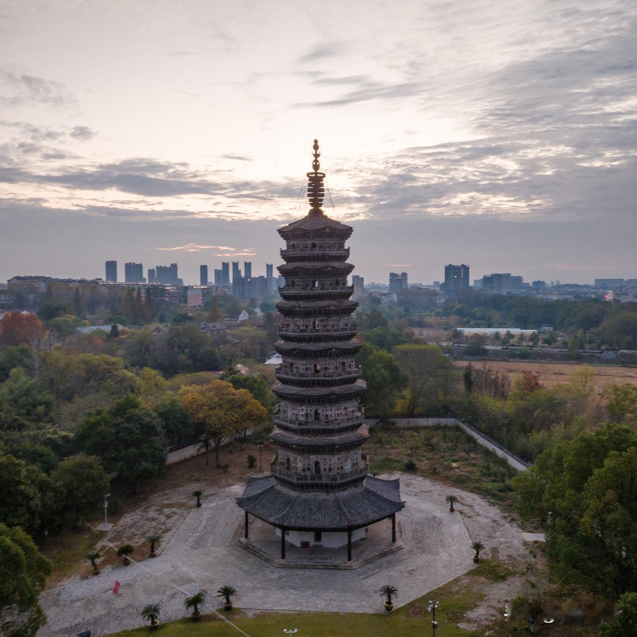 2025年一半烟火暖日常，一半努力赴星光。有赛博陪伴的细碎慰藉，也有真人相伴的滚