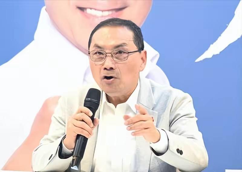 郑丽文去参加秋祭缅怀先烈，侯友宜突然冒出来猛批！说这违背所谓“主流”，明眼人一看