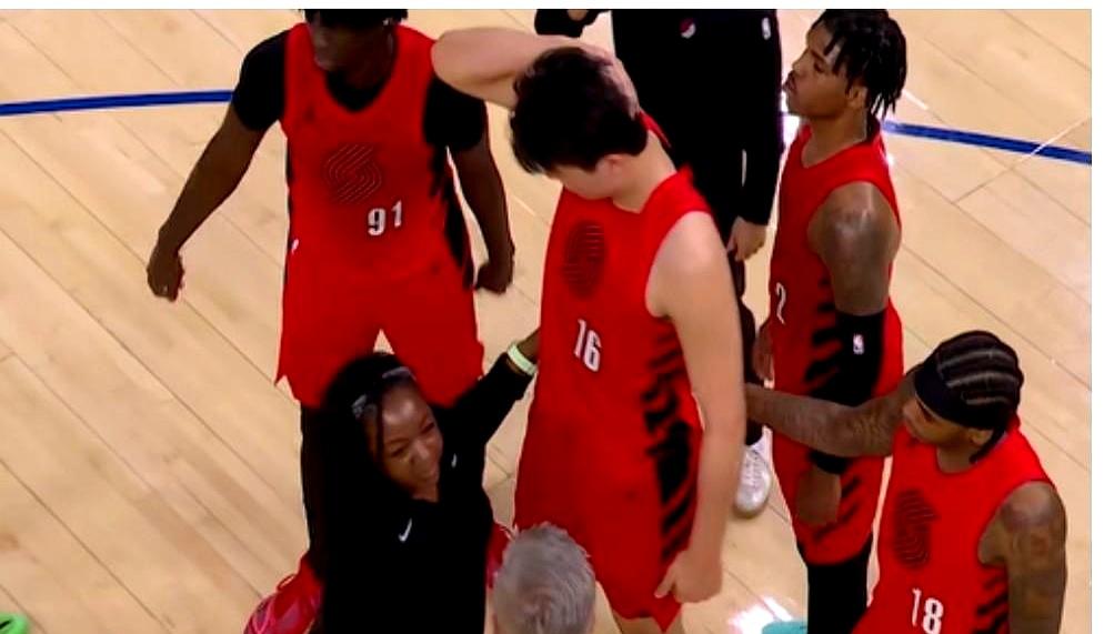 午休两小时，球赛拖到两点半
 

原定12点结束的NBA，硬生生拖到2点30。