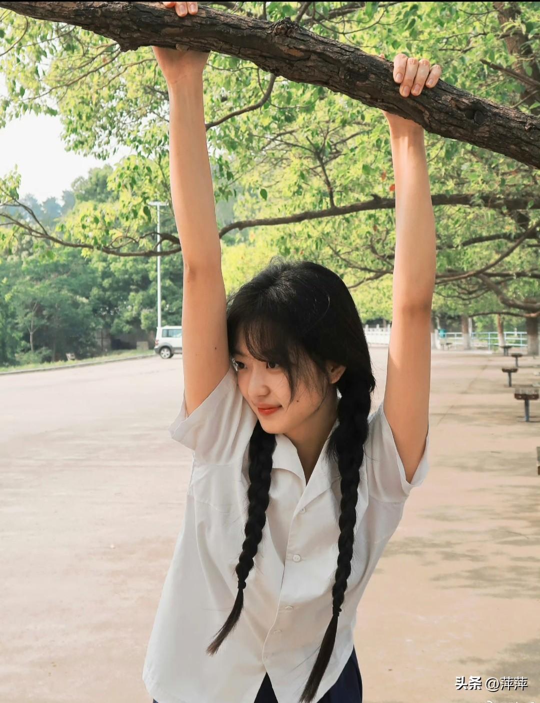孙千.双麻花辫垂在肩头，白衬衫衬得脸庞格外青涩，眉眼间满是校园里的清甜与朝气。