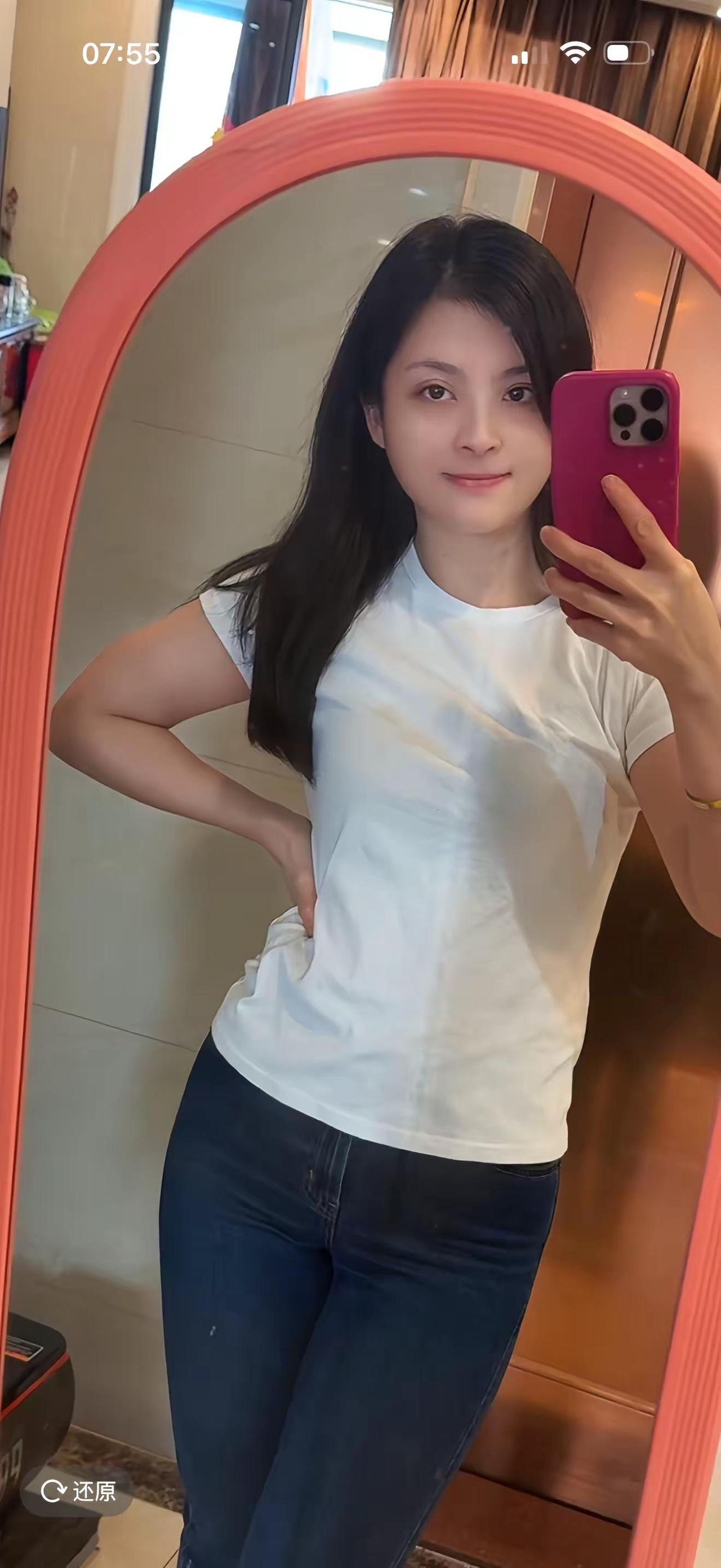 没啥特点，素颜不化妆不美颜，也是五官精致🥰🥰，原相机下的自己，爱自已的每一天