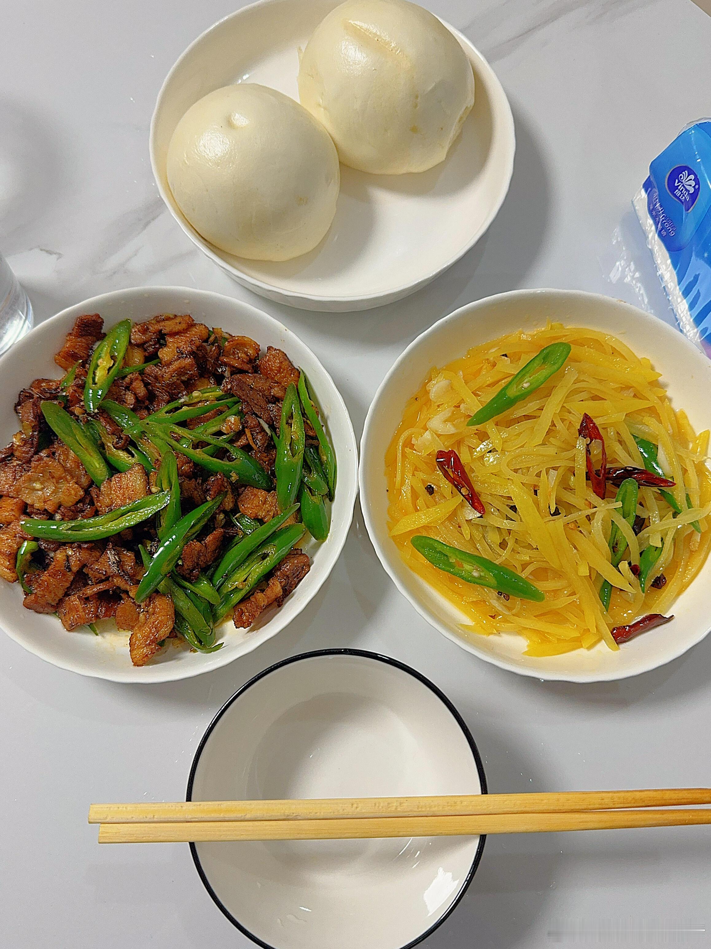 辣椒炒肉＋酸辣土豆丝做饭是热爱生活的一种方式[干饭人] 