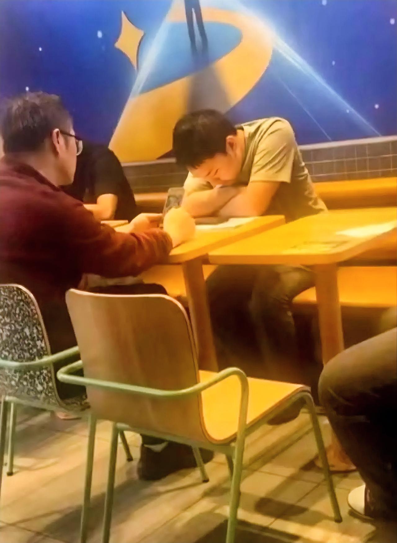 大学生杀杀哥后续已与老师和解，老师请杀杀哥吃麦当劳。

同校学生碰到杀杀哥与老师
