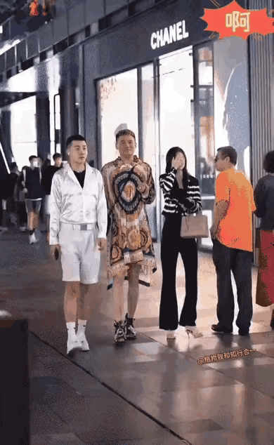 自我陶醉？
我是谁啊？额是当今网络大明星、名人，招摇过市，大跌眼镜，好在是自我感