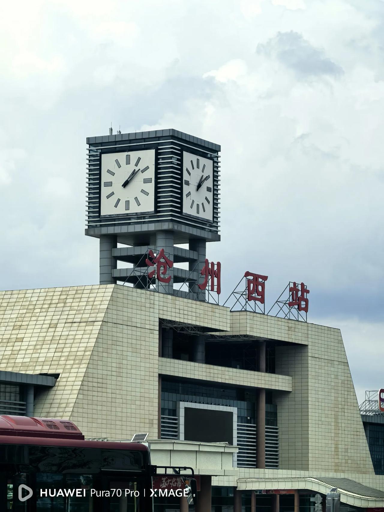 今日骑行打卡沧州西站，返程时想去看看新建的沧州市劝学路学校。

沧州西部新城除高