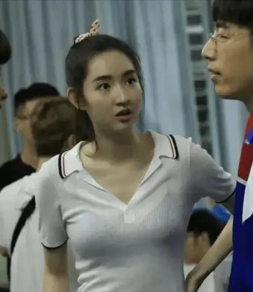 现在的校园剧有点超前，无论哪家学校的校服，总不至于这么透吧。还有校服这么修身，开