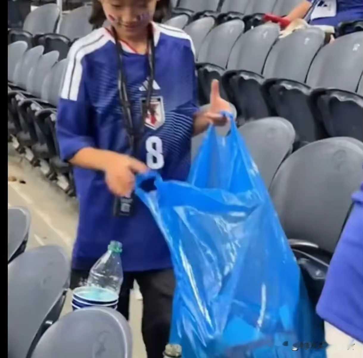 日本球迷还是那么执着，每隔四年都会出现在世界杯现场捡垃圾。
你说他们爱护环境，但