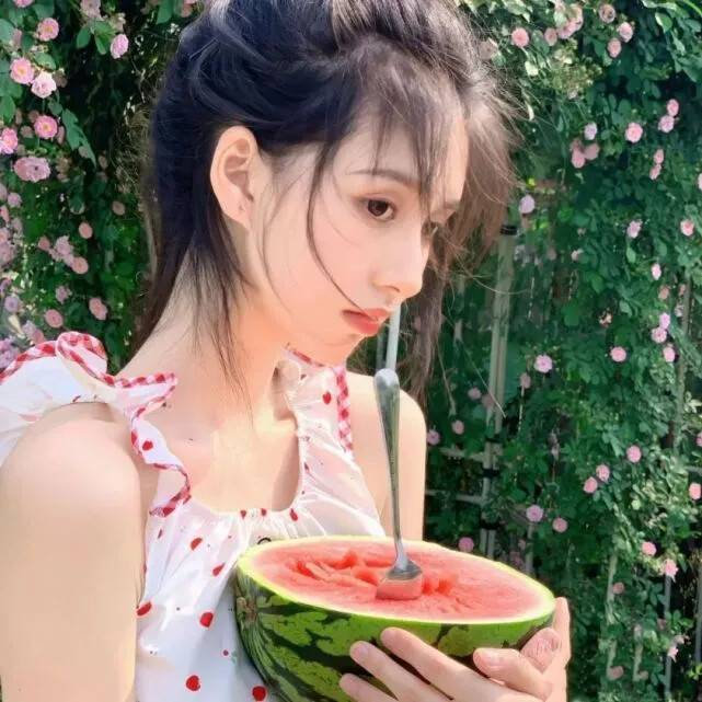 我的一生太过模糊 我总盼望着它能早点结束 却又贪恋尘世间这一点点温度 