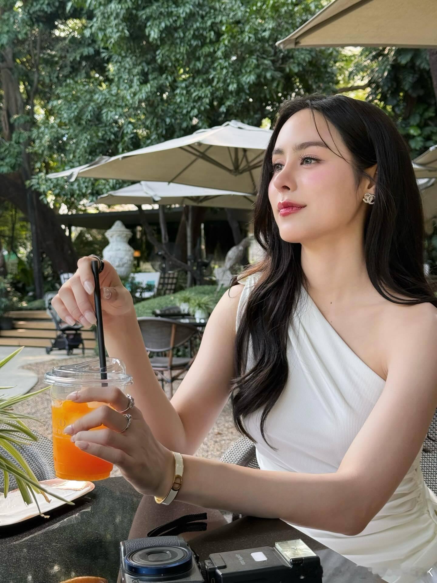 punpreedee 女鹅IG&X更新！今天一大早就✈回苏梅老家了！正式开启假期