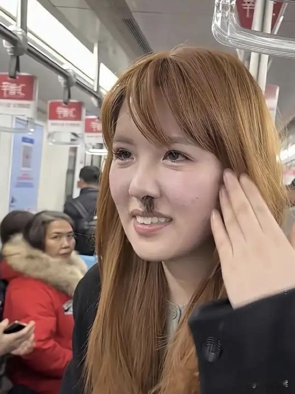 唉，这个小姐姐胎记的位置长得好奇特啊！