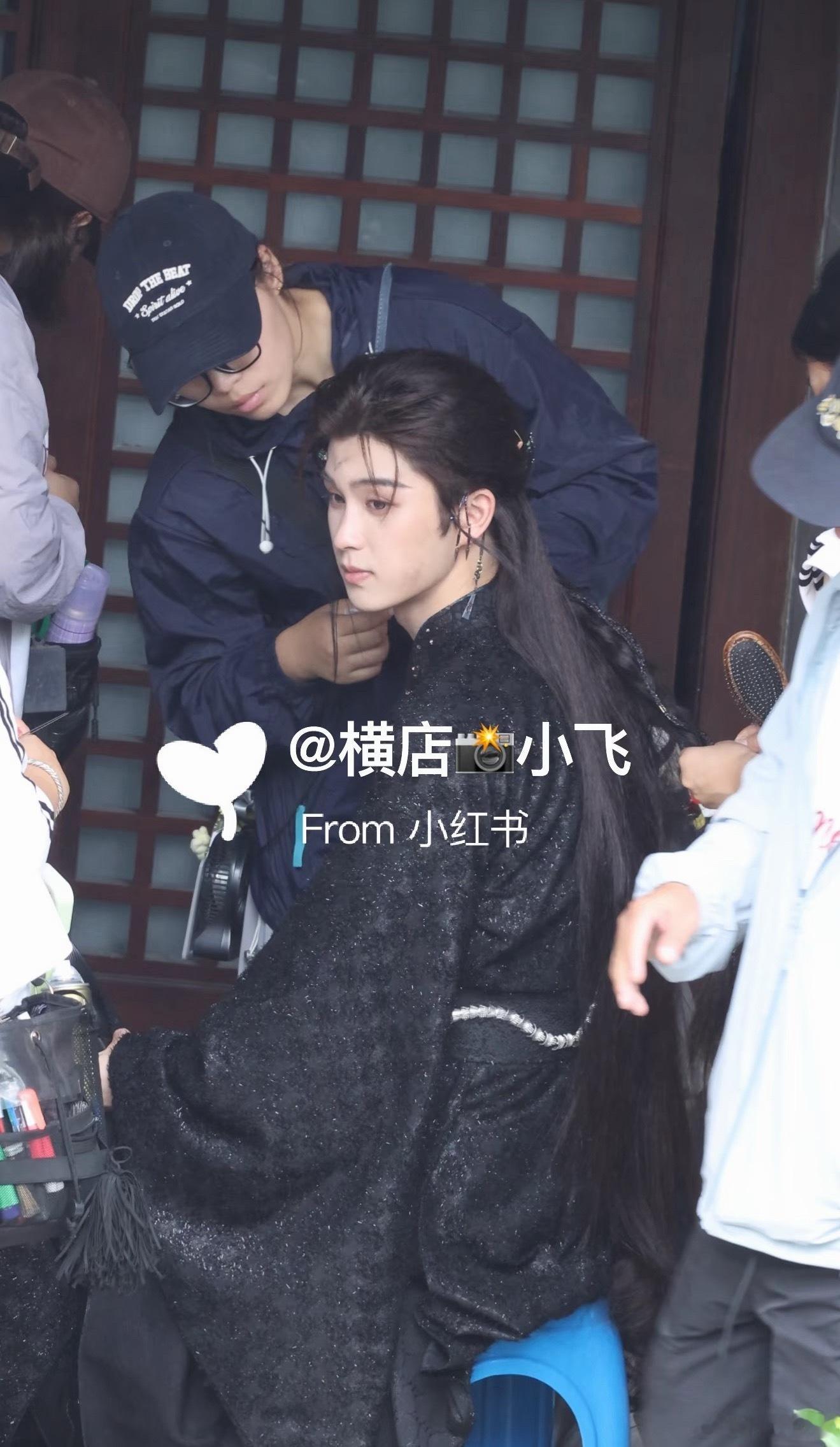没有不对着郭敬明妆造不笑的风险 