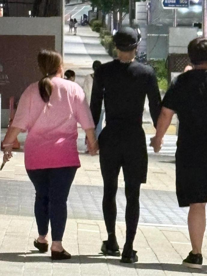 首尔偶遇王嘉尔和朋友家人逛街 王嘉尔和朋友家人牵手逛街 网友首尔偶遇王嘉尔！和中