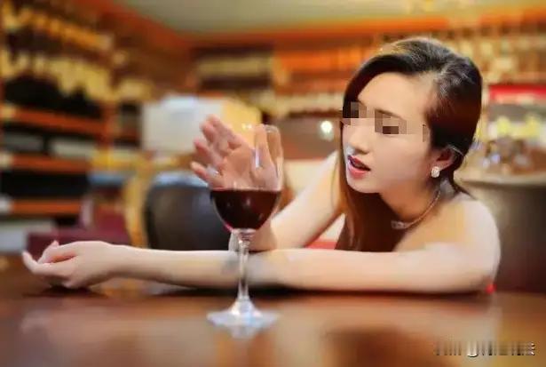 法治警示：酒局之后的安全边界与情绪管控，莫让冲动酿终身遗憾
 
朋友相聚饮酒本是