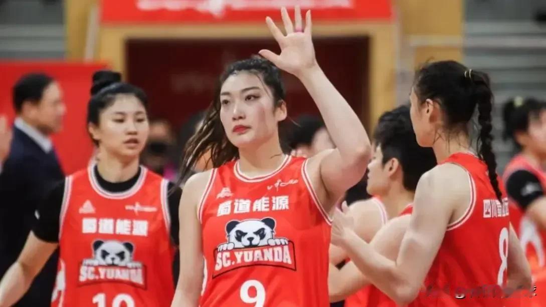 四川女篮今晚再度展现了卫冕冠军的超强实力！在WCBA常规赛主场对阵福建女篮的比赛
