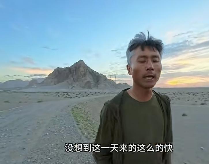 再次看到李元伟，他苍老了很多，由于口腔溃疡和发烧，不得不暂停孤独的西部旅行，回到