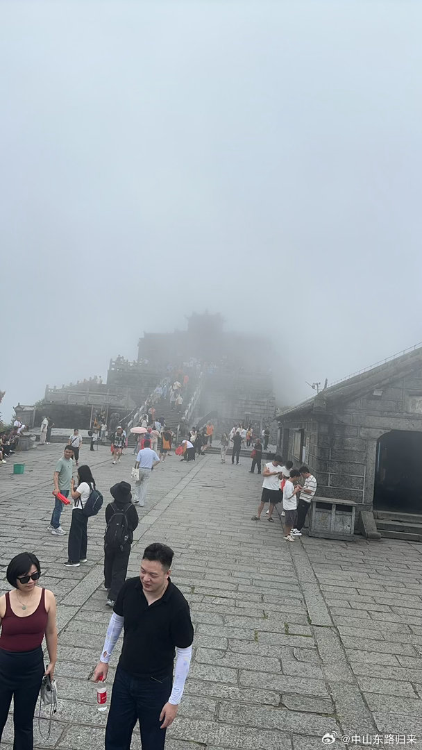 登顶南岳衡山，踏过南天门，云雾漫过祝融殿，手持求财香，愿万事顺意，财源常伴。祝大