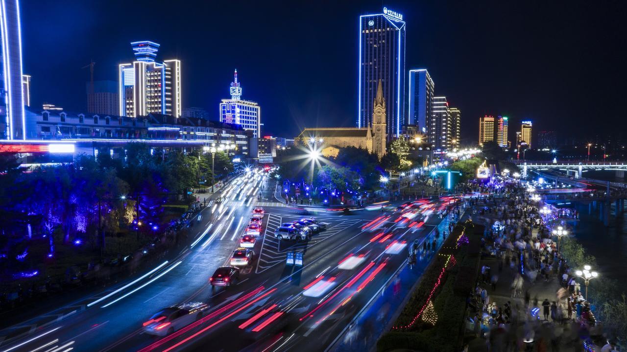 江城夜景随手拍吉林市夜景璀璨如画，江面波光映霓虹，高楼灯火与星月交辉，美不胜收，