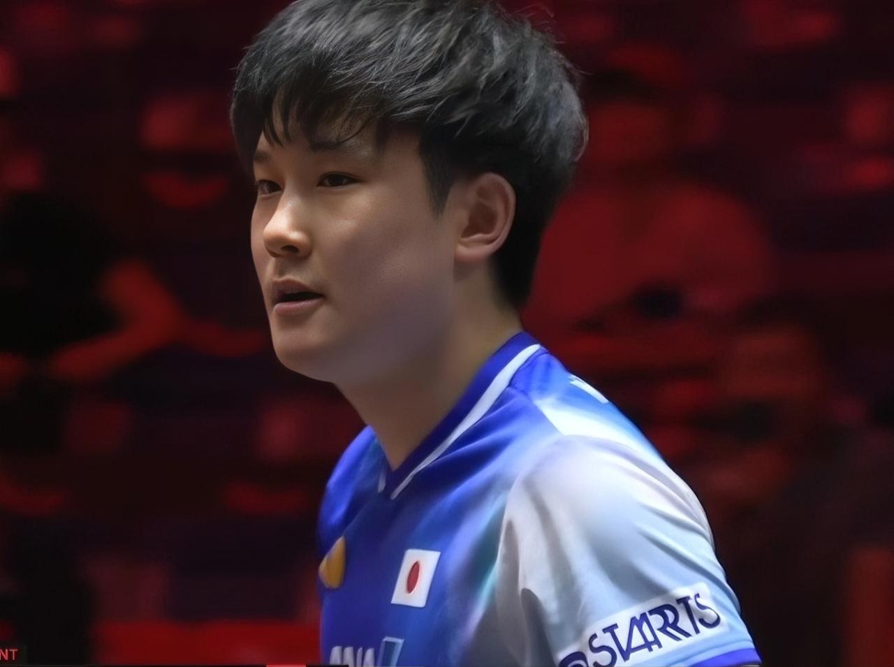 张本智和获胜后，
手指国乒刘恒教练那一方的观众席，
他不敢对着刘恒场外指导做，