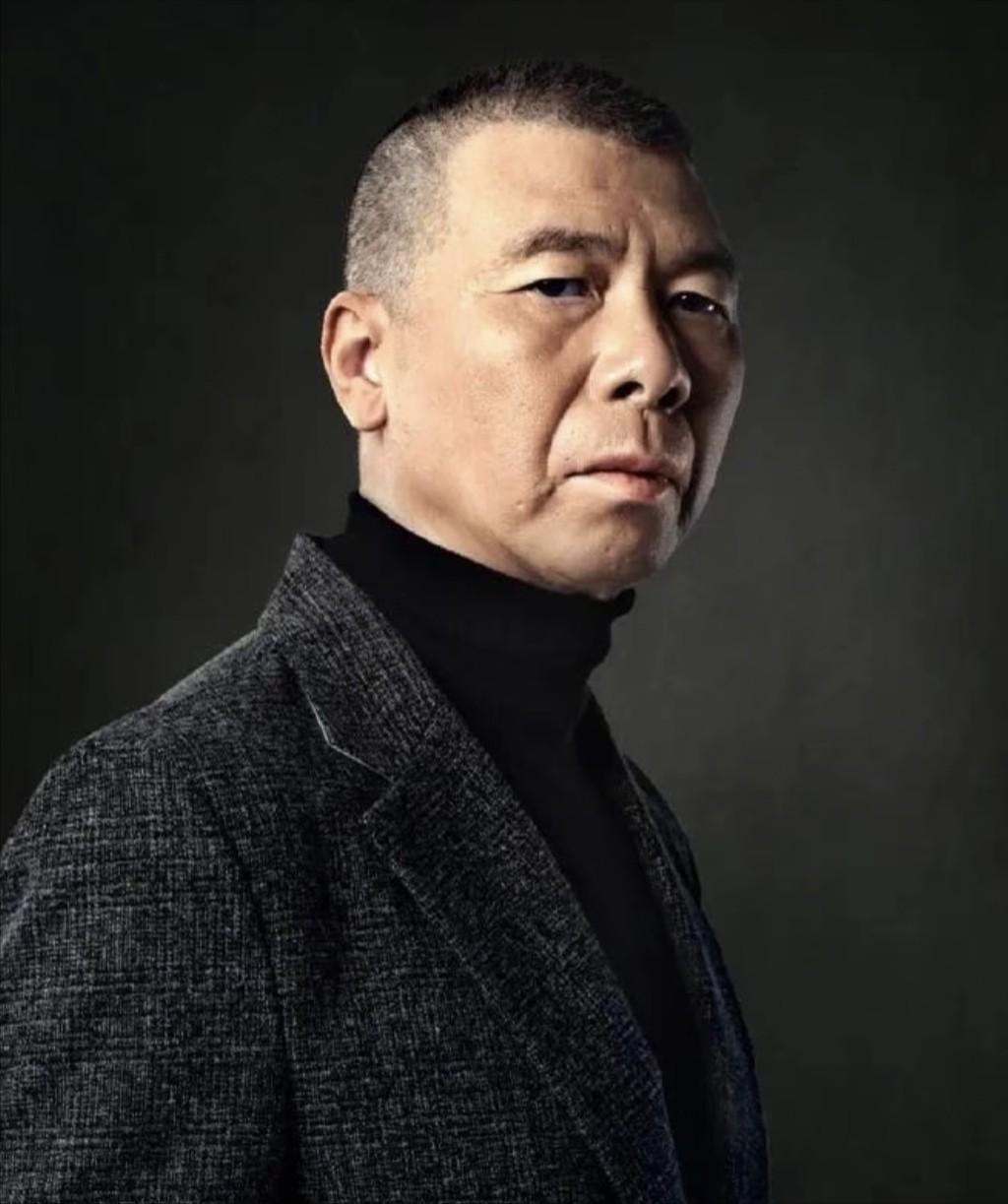 [微风]冯小刚的前妻张娣，是个真正硬气的女人，离婚时她啥都没要，签完字扭头就走，