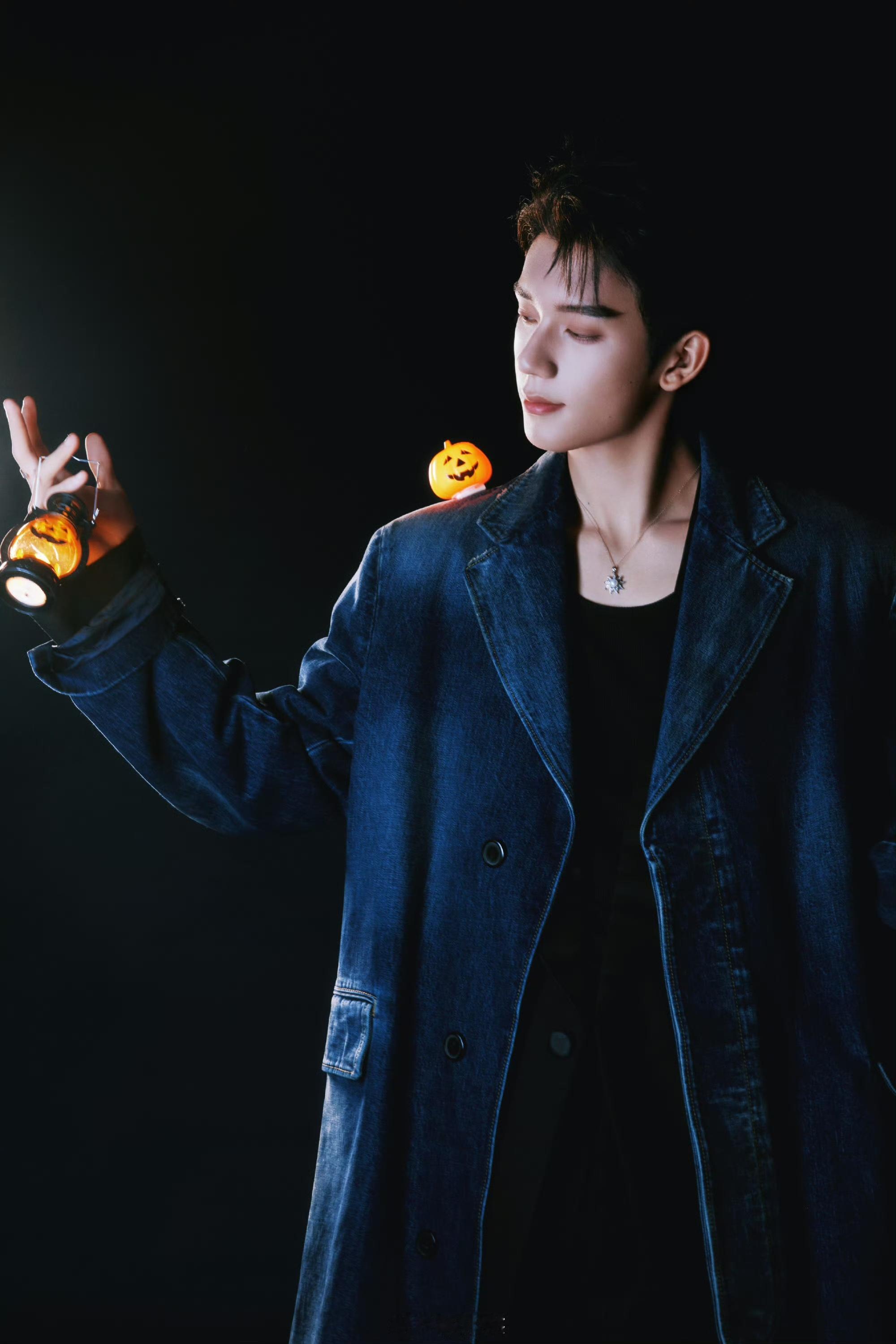 05生林沐然给我钓成翘嘴了 救命！他发了张糖果特写图，配文“就一颗，谁要？”，评