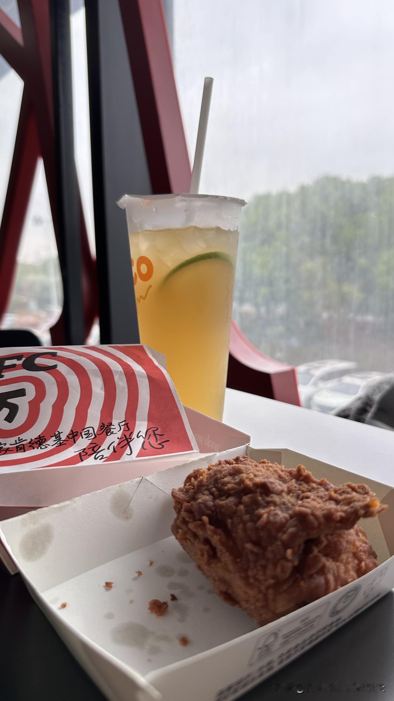 台北人在苏州，午餐到附近吃了炸鸡（是的，就是这么随意），侯餐的时候，服务员跟我介