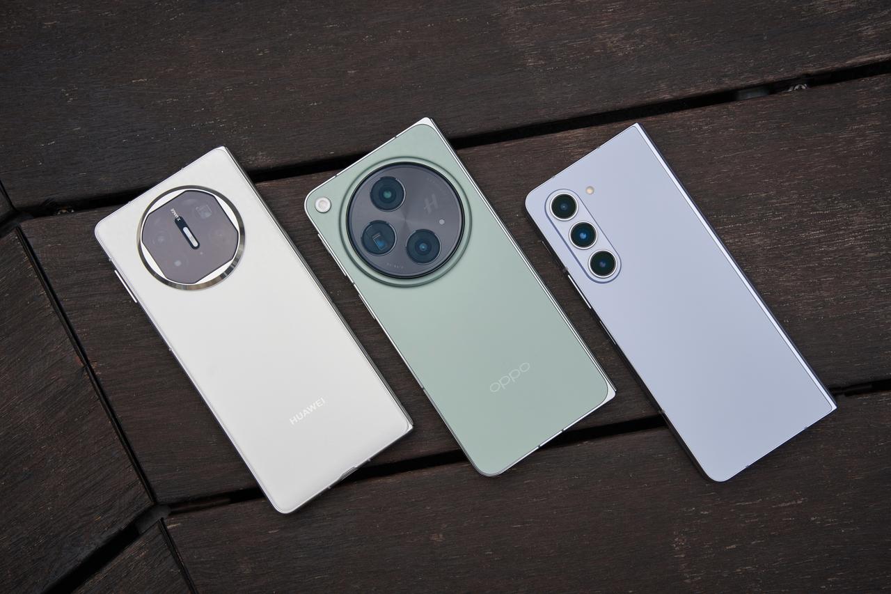 华为、OPPO、三星这仨台折叠屏，你们觉得谁的设计好看？[吃瓜群众]
我觉得各有