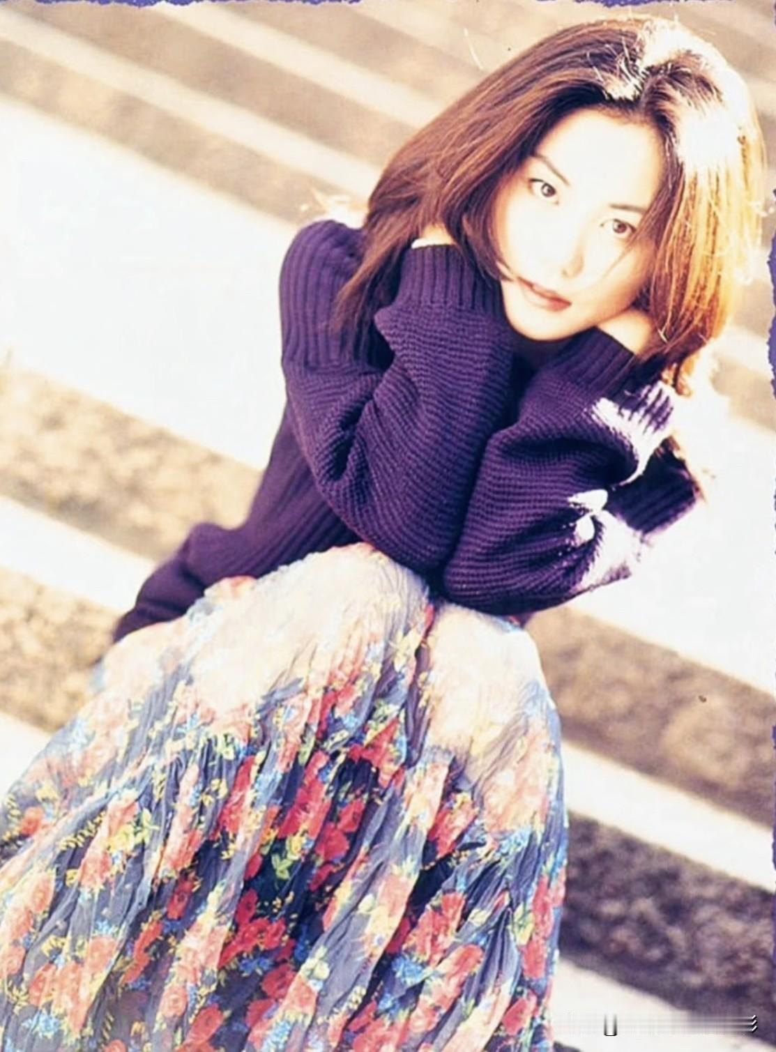 🧡港星女神王菲穿搭美照👇
为啥一直被模仿，从没被超越‼️
深紫毛衣配碎花裙，